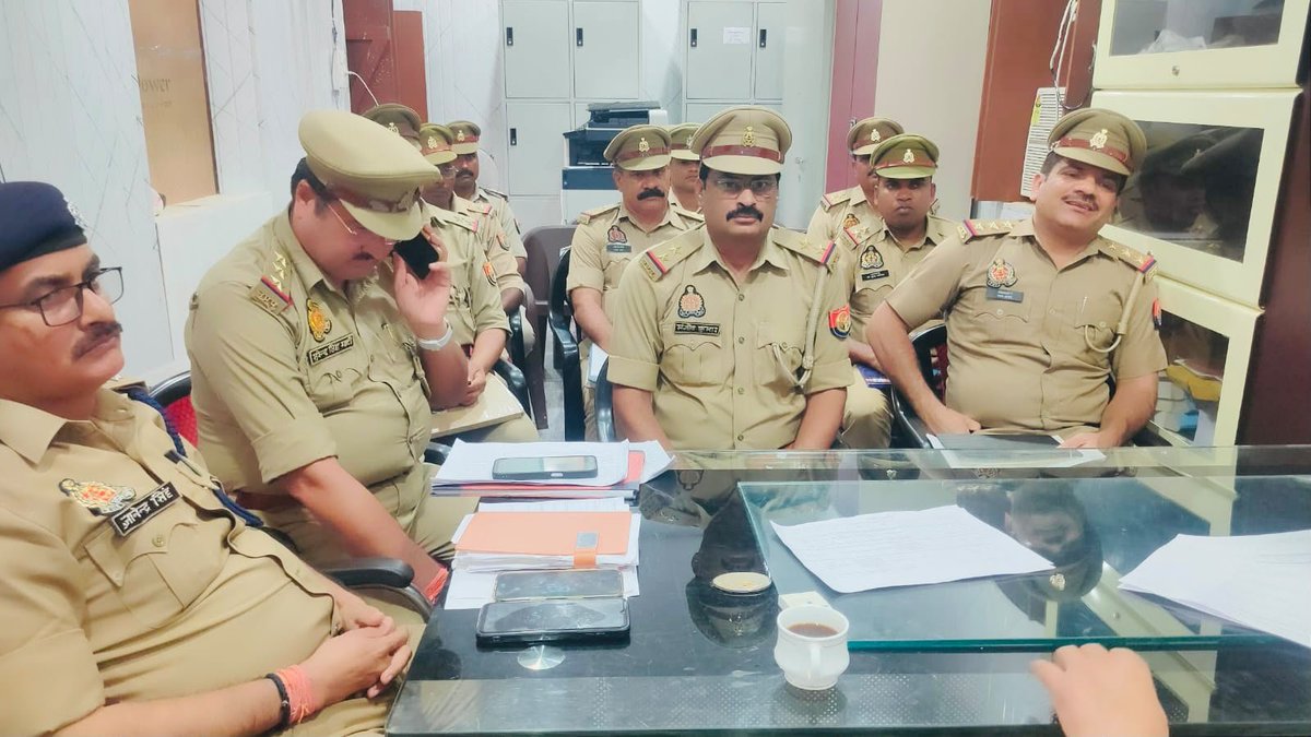 dcp_north's tweet photo. @AmitKAnandIPS के निर्देशन में 👮♂️ #adcp_north द्वारा Malihabad Circle का अर्दली रूम किया गया, जिसमें 📋 60/90 दिवस से लंबित विवेचनाओं के शीघ्र निस्तारण एवं 💻 ई-साक्ष्य एप पर शत-प्रतिशत SID Creation व 🔗 FIR Linking सुनिश्चित कराने हेतु निर्देशित किया गया।
@lkopolice @Uppolice https://t.co/Xy3dybegrb