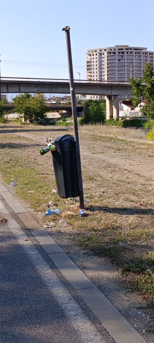 box_kiki's tweet photo. Патов од пиом до центар го проаѓам секој ден па сакав да споделам

@CityofSkopje кога ќе дојде најдоброто? Уште многу ли да чекаме?
Или прво Данела да ја смениме па после?
Кантиве се доказ дека у задњиве 3 месеци жив чоек нема пројдено да исчисти
Град на културата 2028? Сериозно? https://t.co/w7hvYo8GpW