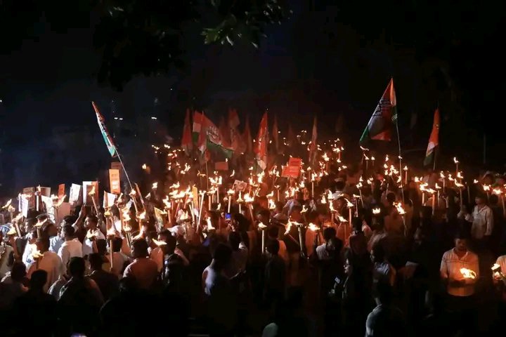 AnantaJenaINC's tweet photo. ପାଠ୍ୟ ପୁସ୍ତକ ତ୍ରୁଟିକୁ ନେଇ @IYCOdisha ସଭାପତି ରଞ୍ଜିତ କୁମାର ପାତ୍ର ଙ୍କ ନେତୃତ୍ବରେ ଯୁବ କଂଗ୍ରେସ ତରଫରୁ ଗଣଶିକ୍ଷା ମନ୍ତ୍ରୀ ନିତ୍ୟ ନନ୍ଦ ଗଣ୍ଡଙ୍କ ଇସ୍ତଫା ଦାବିରେ ବିଶାଳ ମଶାଲ ଶୋଭାଯାତ୍ରା ଅନୁଷ୍ଠିତ ହୋଇଯାଇଛି ! ଏହି ଶୋଭା ଯାତ୍ରାରେ @IYC ସଭାପତି ଶ୍ରୀ @UdayBhanuIYC ଜୀ ଙ୍କ ସମେତ ଅନେକ ବରିଷ୍ଠ ନେତା ଯୋଗ ଦେଇଥିଲେ ! https://t.co/OkBlMraooV