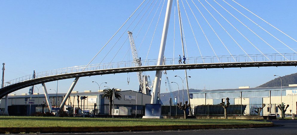 PuertoFerrolSC's tweet photo. ⚠️ La pasarela peatonal de Copacabana permanecerá cerrada mañana por motivos de seguridad durante el periodo que durará el eclipse. 

👮Permaneced atentos a las indicaciones de la Policía Portuaria que estará en la zona. 

#PuertodeFerrol https://t.co/yBBE6sN6IR