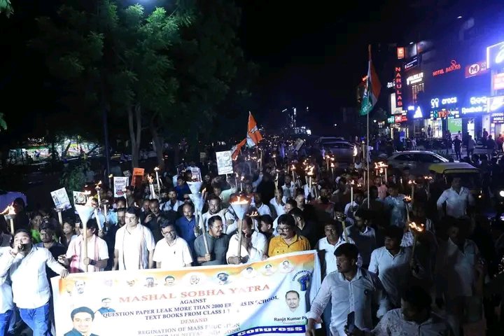 AnantaJenaINC's tweet photo. ପାଠ୍ୟ ପୁସ୍ତକ ତ୍ରୁଟିକୁ ନେଇ @IYCOdisha ସଭାପତି ରଞ୍ଜିତ କୁମାର ପାତ୍ର ଙ୍କ ନେତୃତ୍ବରେ ଯୁବ କଂଗ୍ରେସ ତରଫରୁ ଗଣଶିକ୍ଷା ମନ୍ତ୍ରୀ ନିତ୍ୟ ନନ୍ଦ ଗଣ୍ଡଙ୍କ ଇସ୍ତଫା ଦାବିରେ ବିଶାଳ ମଶାଲ ଶୋଭାଯାତ୍ରା ଅନୁଷ୍ଠିତ ହୋଇଯାଇଛି ! ଏହି ଶୋଭା ଯାତ୍ରାରେ @IYC ସଭାପତି ଶ୍ରୀ @UdayBhanuIYC ଜୀ ଙ୍କ ସମେତ ଅନେକ ବରିଷ୍ଠ ନେତା ଯୋଗ ଦେଇଥିଲେ ! https://t.co/OkBlMraooV