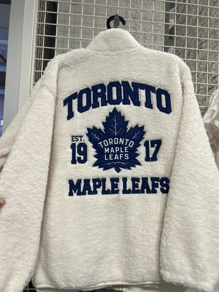 marghited's tweet photo. perché nessuno sta parlando di questo pile di primark?? #LeafsForever https://t.co/cQTxShDwT8