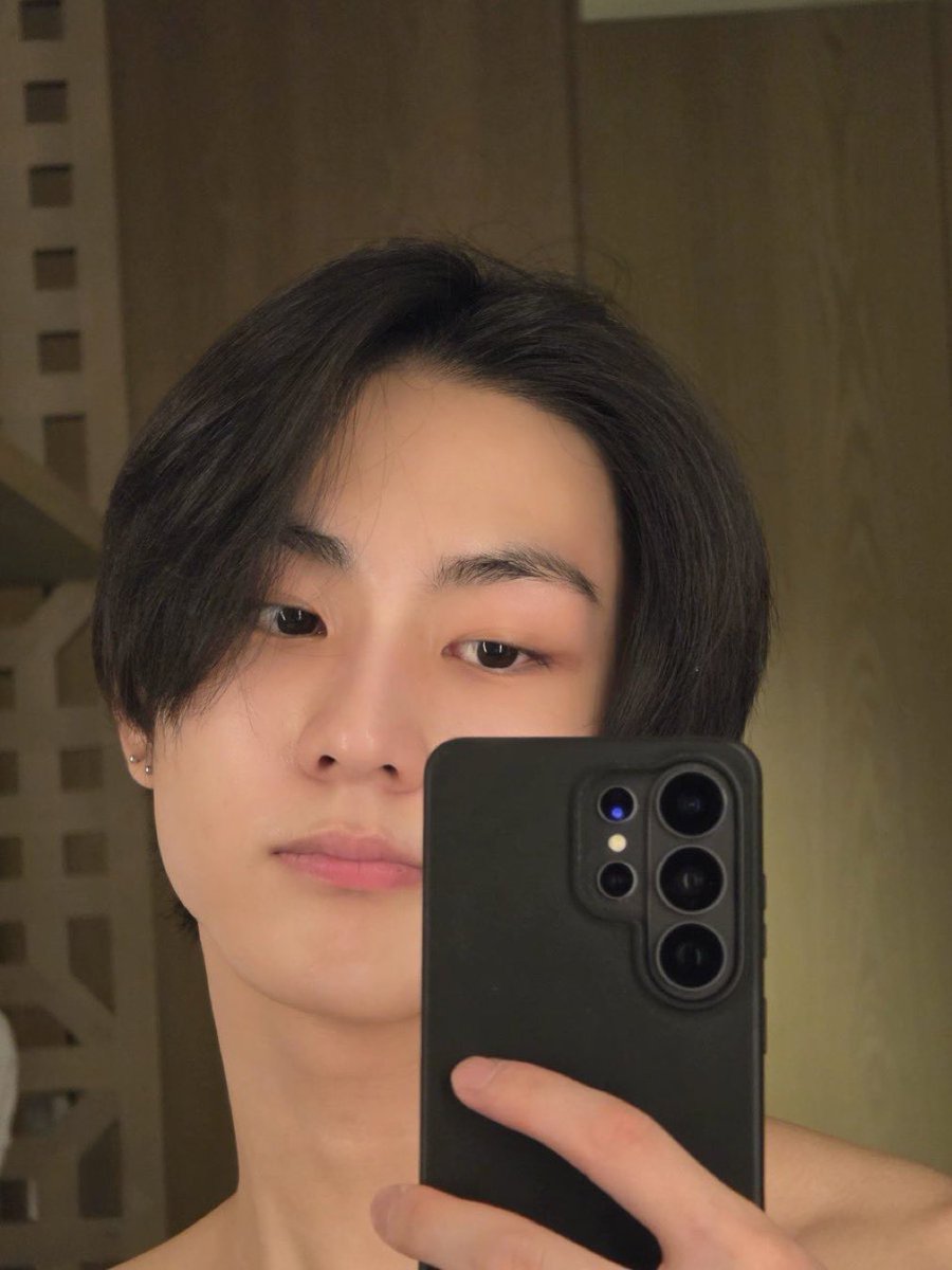 wonvcrz's tweet photo. IS IT HOT IN THERE ?!?! r u hot ? i mean u are hot,,,,,,,, https://t.co/OBlrrkJZBL