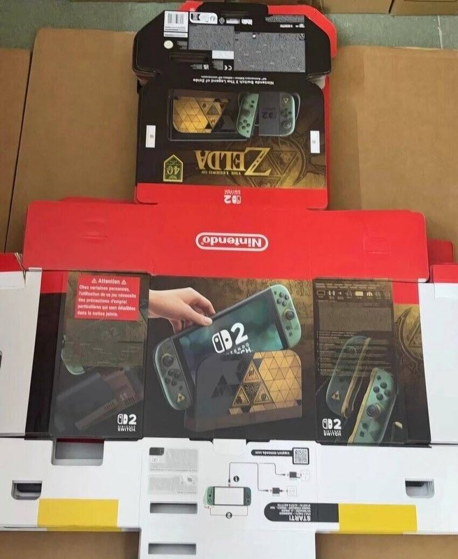 danielreen's tweet photo. 🔴 VAZOU: essas seriam as embalagens das edições especiais do Switch 2 em comemoração aos 40 anos de Zelda! Além do controle bonitão pra car*lho, ainda teríamos a primeira versão do console com mudanças visuais de design!

Levem isso como informação não confiável (ainda mais em tempos de IA), mas aqui parece ser tudo bem verídico. O OLED do Zelda também vazou antes da hora e, no fim, era isso mesmo...

Fonte https://t.co/BXpwUSZZet