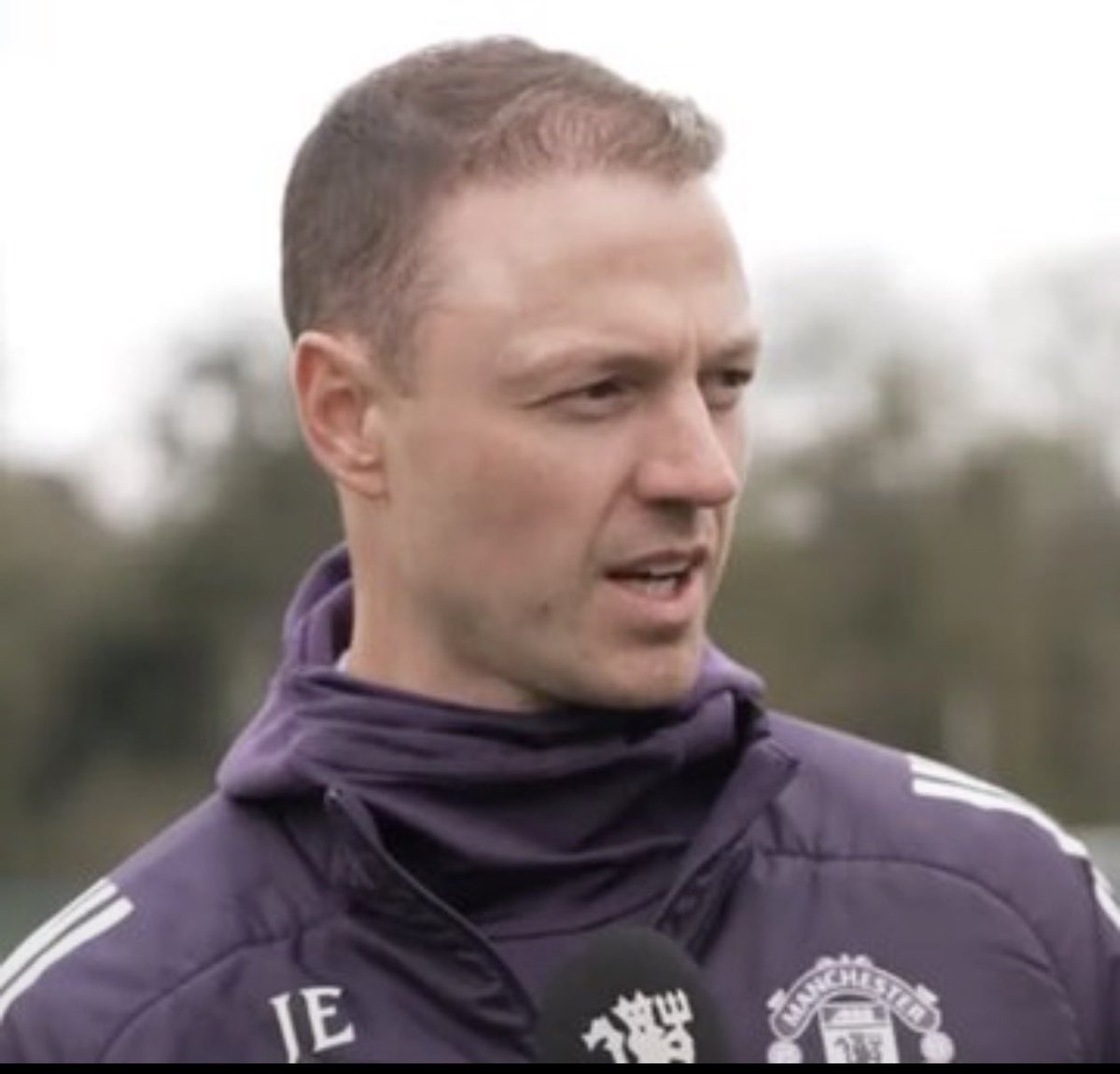 UnitedReportHQ's tweet photo. 🚨🎙️ Jonny Evans on Andrey Santos:

“He’s already at home here. He’s young, but already experienced with Chelsea. I think he’s a very reliable player.”

Big praise from Evans for United’s new midfielder. 🔴🇧🇷

Santos is already making a strong impression at Carrington. 👀 #mufc https://t.co/rA3srJyij3