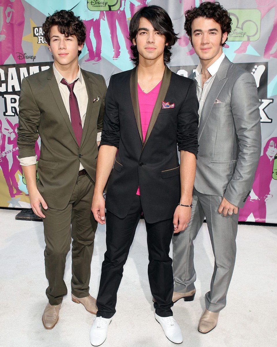 Lonelywarrior3's tweet photo. No pensé ver a los Jonas Brothers 18 años después en una premier de Camp Rock. https://t.co/m72G1PSbi5