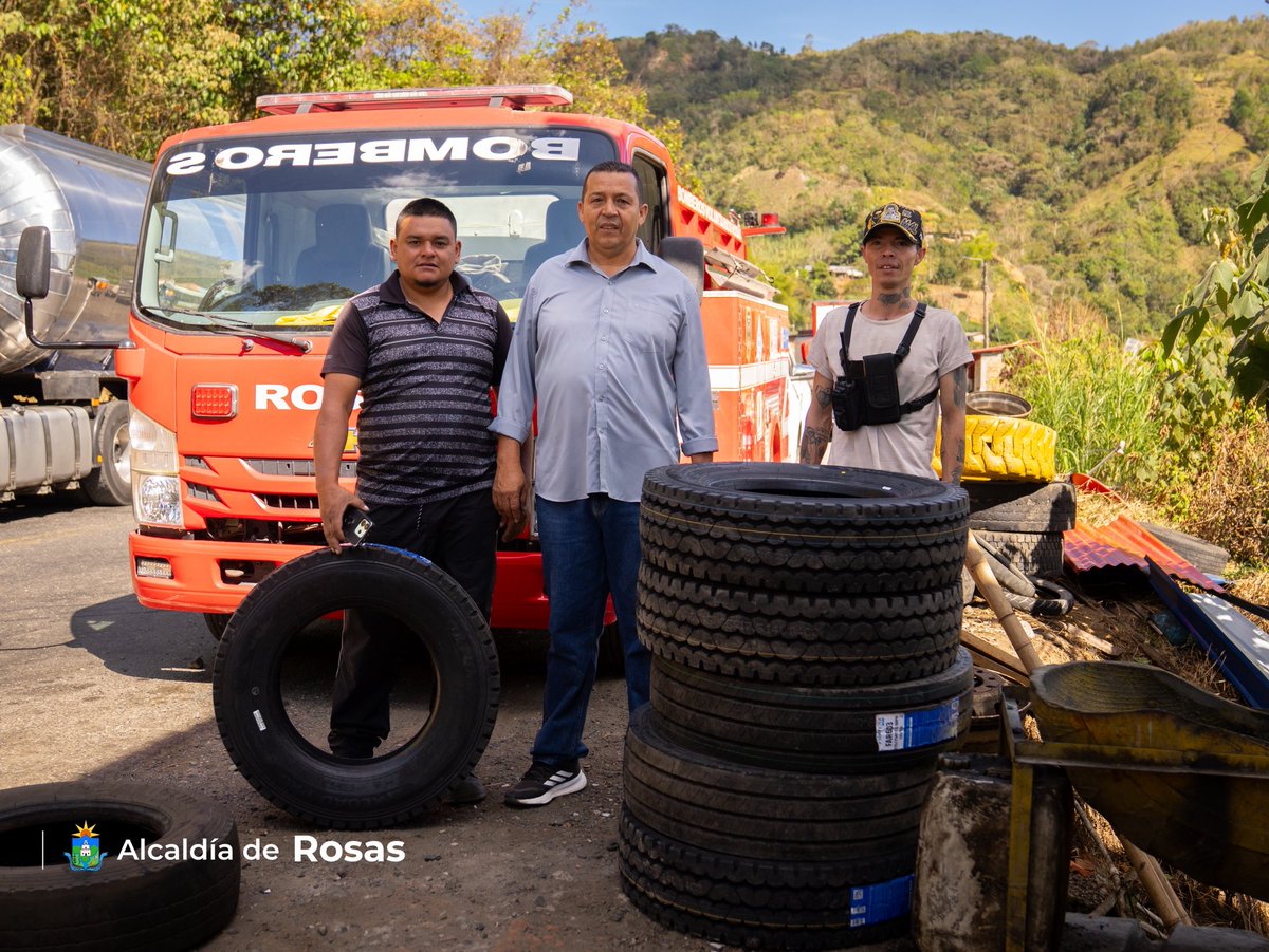 alcaldiaderosas's tweet photo. 🚒 ¡Estamos comprometidos con la Gestión del Riesgo de nuestro municipio! 🛡️

Como #GobiernoDelPueblo, hicimos la entrega oficial de 6 llantas nuevas y de excelente calidad para contribuir al mejoramiento del vehículo del Cuerpo de Bomberos de nuestro municipio. 🚒🛞 https://t.co/F9ijTpHxoM