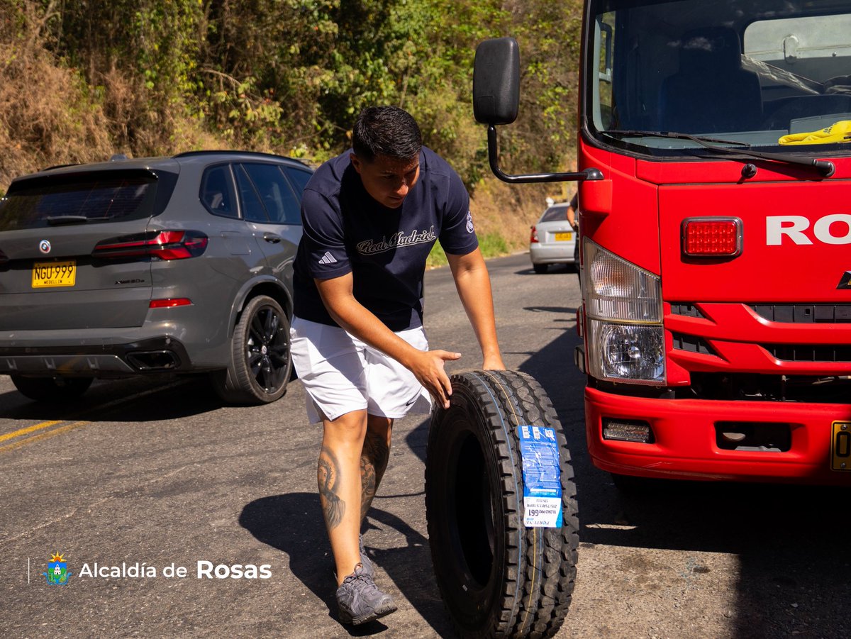 alcaldiaderosas's tweet photo. 🚒 ¡Estamos comprometidos con la Gestión del Riesgo de nuestro municipio! 🛡️

Como #GobiernoDelPueblo, hicimos la entrega oficial de 6 llantas nuevas y de excelente calidad para contribuir al mejoramiento del vehículo del Cuerpo de Bomberos de nuestro municipio. 🚒🛞 https://t.co/F9ijTpHxoM