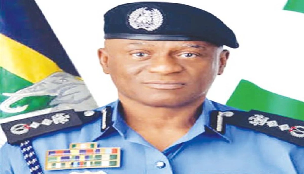 instablog9ja's tweet photo. Police mourn 10 officers k+lled during g¥n battle with suspected b@ndits in Kebbi https://t.co/BcM3PPODNb