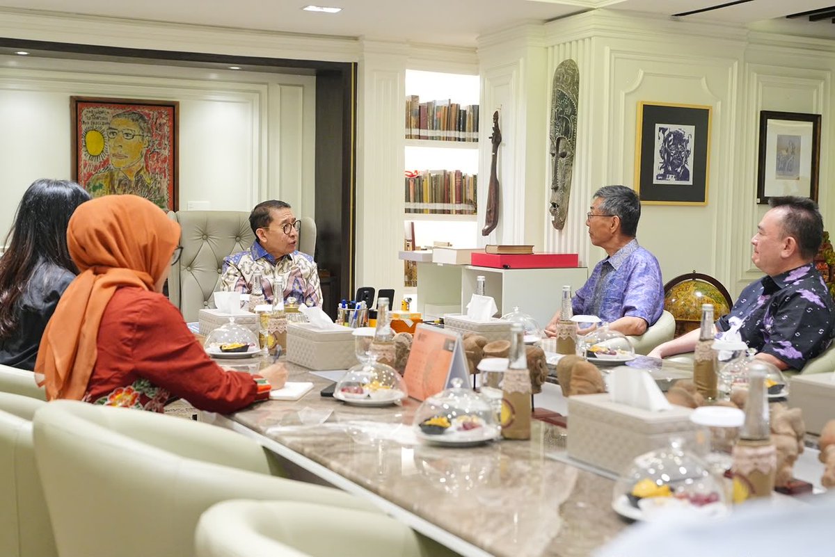 fadlizon's tweet photo. Menerima kunjungan dari Prof. Eugene Wang, akademisi senior dari Harvard FAS CAMLab, yang berada di bawah naungan Harvard Faculty of Arts and Sciences (FAS), di kantor Kementerian Kebudayaan, Jakarta.

Dalam pertemuan ini, kami  mendiskusikan penerbitan kembali materi-materi bersejarah yang sulit ditemukan, pelestarian secara digital Candi Borobudur melalui pemindaian tiga dimensi, serta publikasi kontribusi Indonesia dalam sejarah global. 

Digitalisasi tidak hanya menjadi sarana dokumentasi, tetapi juga membuka berbagai kemungkinan baru dalam pemanfaatan data kebudayaan. Kolaborasi antara pemerintah, kelompok yang memiliki perhatian terhadap kebudayaan, serta lembaga akademik menjadi salah satu hal yang penting.