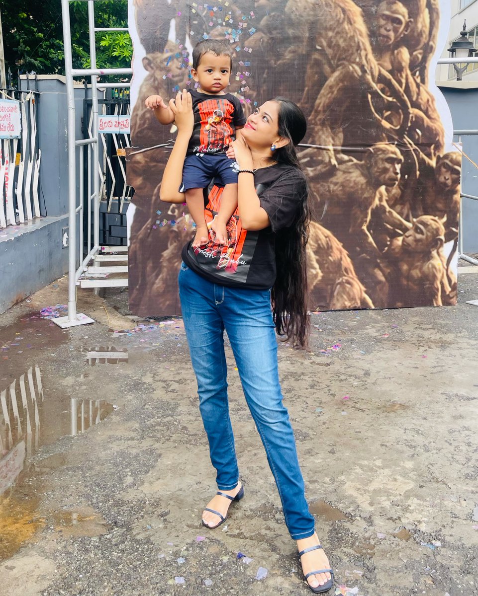 _VardhanDHFM_'s tweet photo. Family goals ♥️ JAI BABU

#MaheshBabu | #Varanasi 
My Hero @urstrulymahesh 👑 https://t.co/3tmhTW2ocf