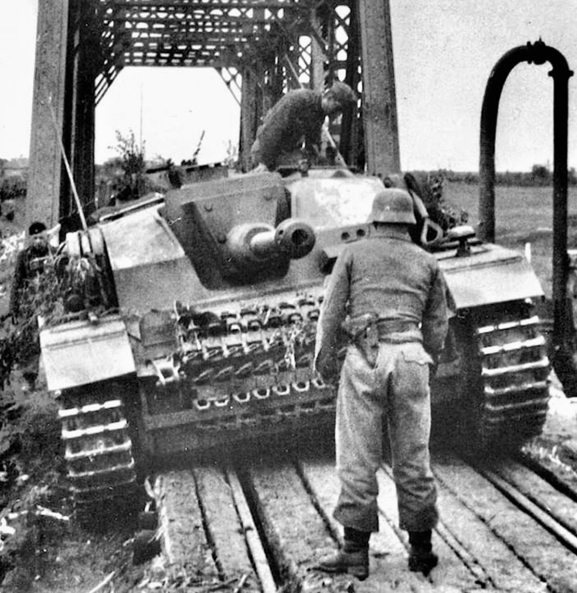 TheWorldatWar2's tweet photo. A German StuG III Ausf. F tries to cross an old railway bridge - Voronezh 1942 #history #ww2 #stug #voronezh #sovietunion #1940s https://t.co/NgHxOIoVzM