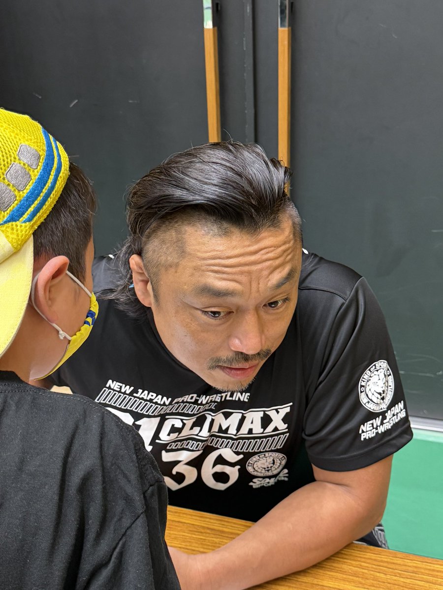 maaarkun's tweet photo. 息子の今年の自由研究はプロレス観戦日記です。
勇気を振り絞って後藤選手に質問していました。

Q.昨日何時間寝ましたか？
A.ん〜とね、21時過ぎに寝て朝5時に起きたよ。その後サウナに行ったね！

かわいすぎる会話😆
後藤選手ありがとうございました！

#後藤洋央紀
#G1CLIMAX36 https://t.co/HUSj5wvwfa