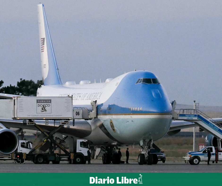 DiarioLibre's tweet photo. 🌐 |#MundoDL| Trump salió en secreto de Turquía ante una supuesta amenaza iraní

El presidente fue trasladado oculto en un vehículo de catering y utilizó un avión militar mientras el Air Force One despegaba como señuelo tras la cumbre de la OTAN, según medios de EE. UU.

https://t.co/15SqBbUPUU  

Foto: AFP

#DiarioLibre #DonaldTrump #Turquía #AmenazaIraní #AirForceOne #CumbreOTAN #EstadosUnidos