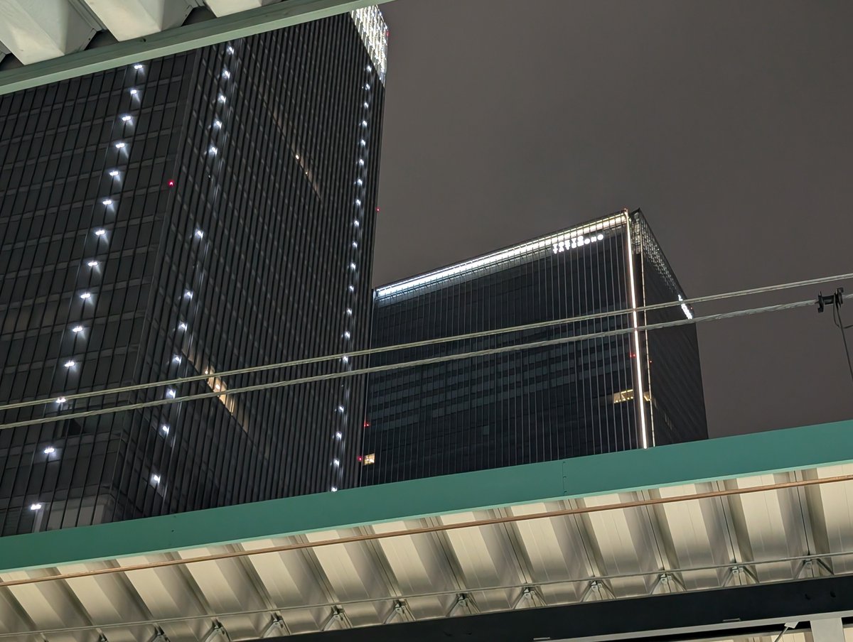 maxyupiro's tweet photo. 東京に行くたび思うこと。
「東京って空が狭いなぁ…」 https://t.co/8TImfpkHnJ