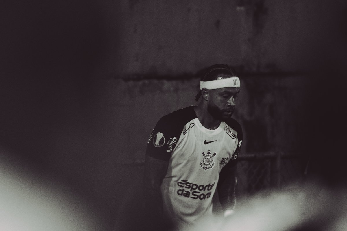 FielNaAlma's tweet photo. O cara voltou para São Paulo, fez todos os exames médicos, aceitou todos os pontos que o Corinthians exigiu no novo contrato e, mesmo assim, não vão renovar.

Eu espero que, depois disso, se ele exigir cada centavo que o clube deve a ele, com juros, a torcida não seja tola de achar que ele está errado.

É exatamente isso que o PSJ quer.

📸Davi Bittencourt