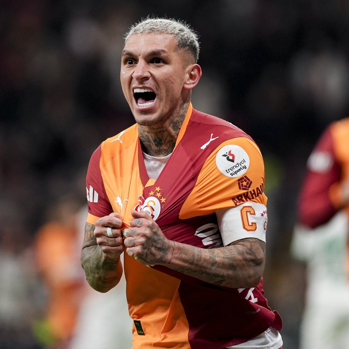 EskiAcikOnline's tweet photo. 🗣️ Lucas Torreira: "Bu sene biraz üzgünüm. Tek kaldım gibi. Muslera gitti, ayrı bir öneme sahipti benim için. Tam bir kaptandı. Icardi de zaten takım ve benim için ne anlama geldiğini biliyorsunuz. Takım arkadaşından öte. Çok büyük liderler ve oyunculardı ikisi de. 

Onların ayrılığı üzücü olsa da aslolan Galatasaray'dır. Bir gün benim de maceram sona erecek. Ama acısa da Galatasaray'ın parçası olmaktan vazgeçmeyeceğim. Onlar da vazgeçmiyorlar."