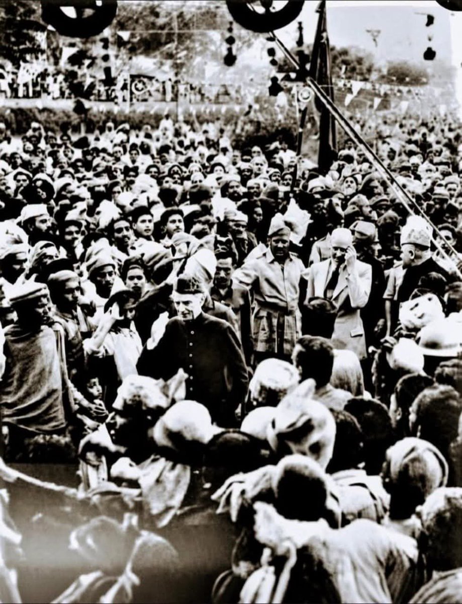 QayyumReports's tweet photo. قائداعظم محمد علی جناح پشاور، صوبہ سرحد اپریل 1948ء

یہ تاریخی اور اہم تصویر 20 اپریل 1948ء کو پشاور کے کننگھم گارڈنز (کننگھم پارک) میں لی گئی، جو تاریخی قلعہ بالا حصار کے عین سامنے واقع تھا۔

تصویر میں بانیٔ پاکستان اور ملک کے پہلے گورنر جنرل قائداعظم محمد علی جناح مقامی باشندوں کے ایک بڑے اجتماع کے درمیان موجود ہیں۔ قائداعظم تصویر کے وسط میں دکھائی دے رہے ہیں۔ انہوں نے گہرے رنگ کی شیروانی اور اپنی مخصوص قراقلی ٹوپی پہن رکھی ہے، جو بعد میں ان کی شخصیت کی ایک نمایاں پہچان بن گئی۔ تصویر سے ظاہر ہوتا ہے کہ وہ اپنے اردگرد موجود لوگوں سے گفتگو اور ملاقات کر رہے ہیں۔

اجتماع میں زیادہ تر مقامی پشتون افراد شامل ہیں، جنہوں نے روایتی پگڑیاں، پکول اور علاقائی لباس پہن رکھا ہے۔ اجتماع کے اوپر نظر آنے والے جھنڈے اور آرائشی جھنڈیاں اس موقع پر منعقد ہونے والے باقاعدہ عوامی استقبال کی عکاسی کرتی ہیں۔ بلند کھمبے پر نمایاں طور پر پاکستان کا قومی پرچم لہرا رہا ہے۔

اس موقع پر موجود اہم شخصیات میں اس وقت کے صوبہ سرحد (NWFP) کے وزیراعلیٰ خان عبدالقیوم خان اور صوبے کے گورنر سر ایمبروز ڈنڈاس بھی شامل تھے۔

یہ تصویر قائداعظم کے اپریل 1948ء کے صوبہ سرحد کے دورے کے ایک اہم لمحے کی عکاسی کرتی ہے۔ قیامِ پاکستان کے بعد یہ خطے کا ان کا واحد بڑا دورہ تھا۔ تقریباً دس روزہ اس دورے کے دوران قائداعظم نے پشاور، درۂ خیبر، بنوں اور ڈیرہ اسماعیل خان کا دورہ کیا۔

اس دورے کی اہم سرگرمیوں میں 12 اپریل کو اسلامیہ کالج پشاور کے طلبہ سے خطاب، قبائلی جرگوں سے ملاقاتیں، بالخصوص 17 اپریل کو گرینڈ ٹرائبل جرگے سے ملاقات، اور فوجی دستوں کا معائنہ شامل تھااس دورے کا بنیادی مقصد نو قائم شدہ مملکتِ پاکستان اور صوبہ سرحد سمیت ملحقہ قبائلی علاقوں کے باشندوں کے درمیان سیاسی اور انتظامی روابط کو مضبوط بنانا تھا۔ قائداعظم کے استقبال کے لیے لوگوں کی بڑی تعداد میں شرکت اس بات کی عکاس تھی کہ صوبے میں ان کی آمد کو کس قدر اہمیت حاصل تھی