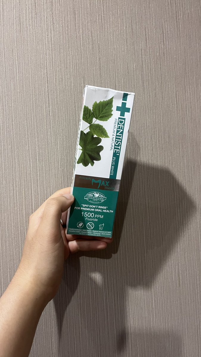 Revieweverythg's tweet photo. ส่วนตัวเราคิดว่า moisturizer ที่ใช้อยู่ควรแมสมากๆ เพราะมันทำให้หน้าเราไม่แห้งอีกเลย แล้วราคาถูกด้วย พิกัด👇🏻
https://t.co/ZcgKFg3eG6

อีกอย่างนึงก็คือยาสีฟันแห้งของ dentiste นี่แหละ ใช้แล้วรู้สึกสดชื่นและปากสะอาดมาก ตื่นเช้ามาไม่มีกลิ่นอะ พิกัด👇🏻
https://t.co/hA7w9GaU1K https://t.co/IM27oX7gbf