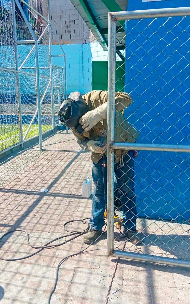 Larepublicass's tweet photo. 🔒 Como medida preventiva, personal de la Zona 6 instaló un portón en la cancha de básquetbol del Complejo Deportivo Concepción Don Bosco, contribuyendo a mantener en mejores condiciones este espacio para el deporte y la recreación.

#SanSalvadorCentro #Deporte https://t.co/RGpIftknmS