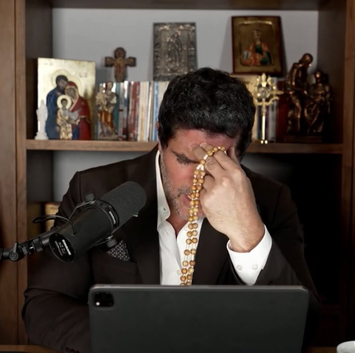 Sachinettiyil's tweet photo. Mexican Catholic actor Eduardo Verástegui prayed the Rosary live for the victims of the devastating earthquake in Colombia, which has killed more than 100 people. https://t.co/aGyUV2F9ke