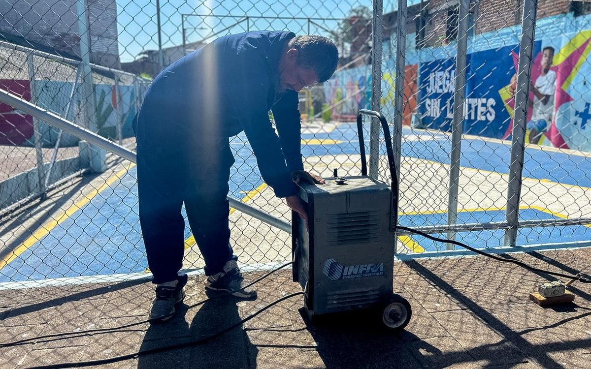 Larepublicass's tweet photo. 🔒 Como medida preventiva, personal de la Zona 6 instaló un portón en la cancha de básquetbol del Complejo Deportivo Concepción Don Bosco, contribuyendo a mantener en mejores condiciones este espacio para el deporte y la recreación.

#SanSalvadorCentro #Deporte https://t.co/RGpIftknmS