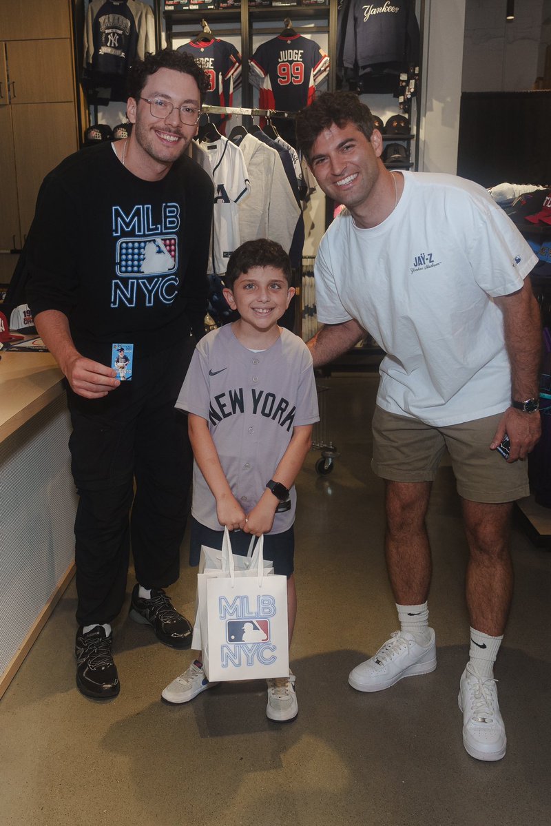 Dream_On_3's tweet photo. 10/10 morning with #alexday at the @mlbstorenyc ‼️🤯 https://t.co/9BOu517642