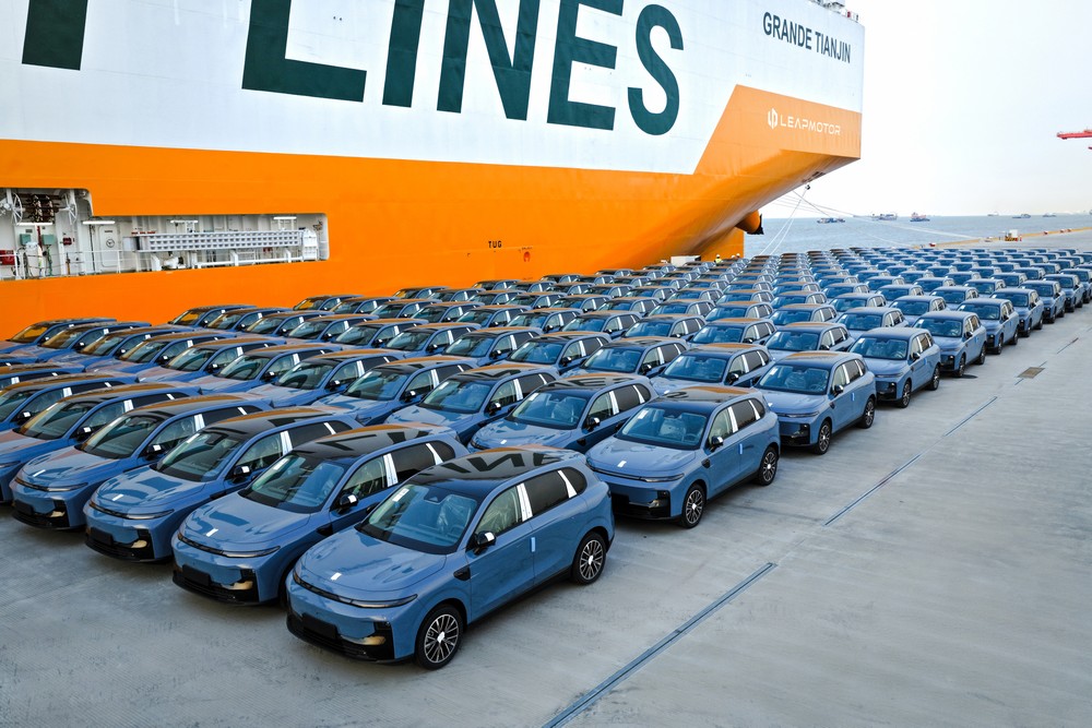 g1's tweet photo. Venda de carros cai na China, e marcas chinesas aceleram chegada ao Brasil e a novos mercados https://t.co/toNGGnqbpO https://t.co/VZR1B2mapY