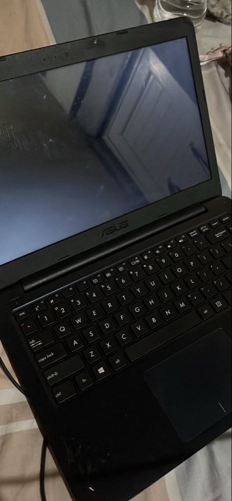 Raaa0121's tweet photo. Wts laptop asus ram 4/256 minus keyboard ada beberapa huruf yang gabisa di pencet, lokasi tangsel
Harga 1,2jt net🤗
#wtslaptop #juallaptop #zonauang https://t.co/XA09wJBt0p
