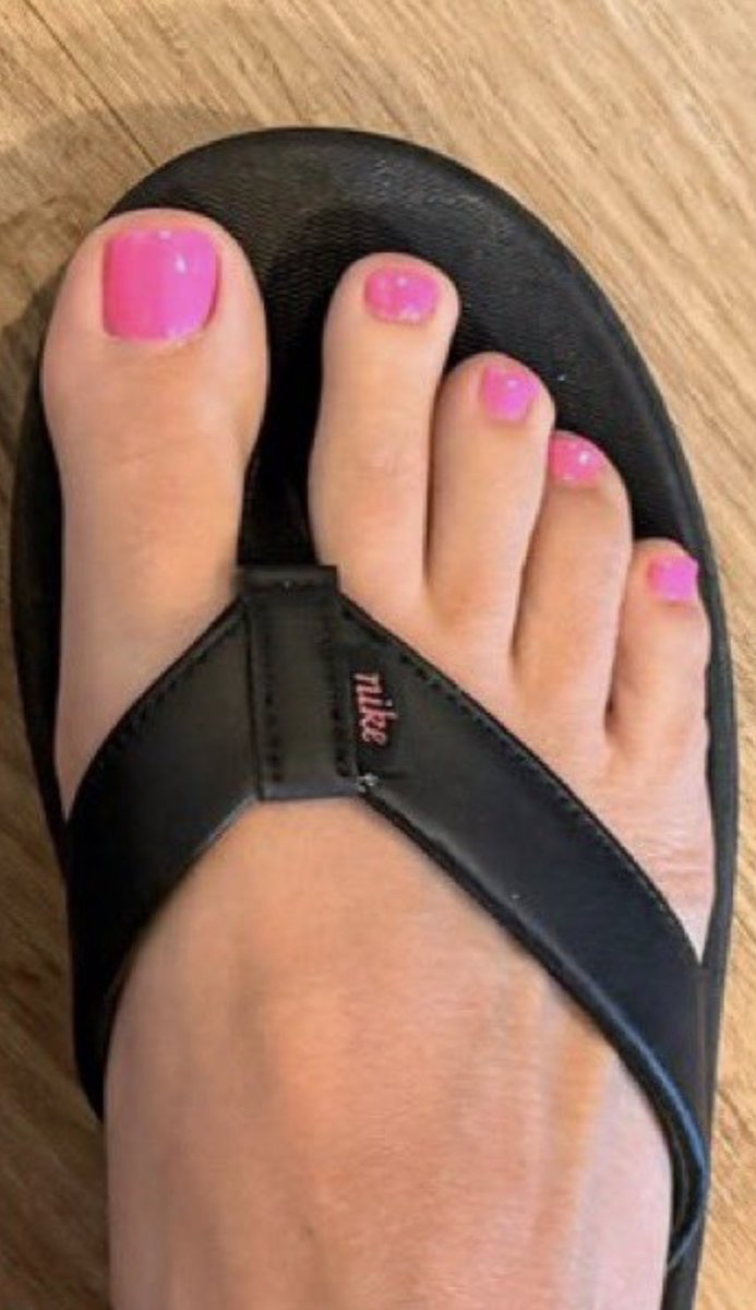 Love_cute_toes's tweet photo. #footmodels #beautifulfeet #pieshermosos #prettytoes #mouthwateringtoes #footfetish #marvelousfeet #toerings #anklebracelets #piesdescalzos #flipflops #heels #ZoomIn #CloseUp #HappyToesday
🩷🩷 https://t.co/XYYVH5xyAG