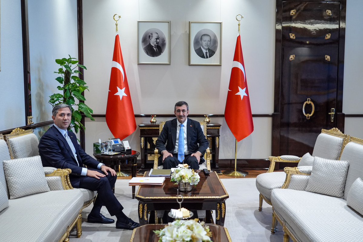 SirakayaZafer's tweet photo. 📍 Cumhurbaşkanlığı Külliyesi 

Cumhurbaşkanı Yardımcımız Sayın @_cevdetyilmaz’ı ziyaret ederek @AKPartyForeign çalışmalarımız hakkında bilgi verip, başta yurt dışı Türk toplumumuzu ilgilendiren konular olmak üzere görüşmelerde bulunduk. https://t.co/LyHiYyhnqh