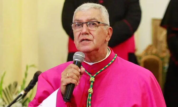 LucianoRevoredo's tweet photo. LA PELIGROSA INSTRUMENTALIZACIÓN POLÍTICA DE LA IGLESIA POR EL ARZOBISPO ROJO DE LIMA
Al condicionar la preparación espiritual de la visita papal a la derogación de las erróneamente bautizadas “leyes pro crimen”, el arzobispo de Lima no solo cruza una peligrosa línea roja, sino que desvirtúa la esencia misma del Evangelio para convertir el altar en una trinchera partidaria.
Cuando un primado episcopal decide priorizar el chantaje político (“si no derogas la ley X, no estás preparado para recibir al Papa”) por encima del llamado espiritual, vacía de contenido la fe de los creyentes. El mensaje del arzobispo no sana la violencia ni pacifica los espíritus; por el contrario, azuza la polarización, alimenta la confrontación social y profana la figura del Vicario de Cristo, utilizándolo como garrote político contra el gobierno.
La visita del Papa debe ser un momento de unidad nacional, de reflexión profunda y de renovación espiritual para todo el Perú. Es hora de que los altos jerarcas eclesiásticos recuerden la advertencia del Evangelio: “Dad al César lo que es del César, y a Dios lo que es de Dios”. Si el arzobispo de Lima desea hacer política partidaria y debatir en el fuero legislativo, debería hacerlo abiertamente abandonando la iglesia; pero mientras ostente la vestidura episcopal, su deber supremo es predicar a Cristo crucificado y resucitado, no actuar como vocero de la agenda caviar. El Perú merece pastores de almas, no operadores políticos vestidos de sotana.

Sigue leyendo en La Abeja 👇
 https://t.co/4NBU9lpVQk a través de @La Abeja