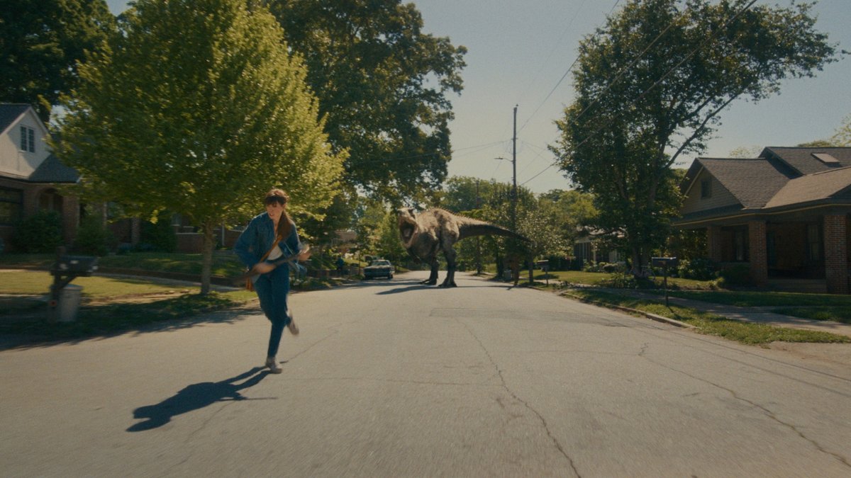 Gossip_Gun's tweet photo. #TheEndofOakStreet หนังไดโนเสาร์ที่พยายามหลุดกรอบเซฟโซน มีหลายอย่างที่เครือ Jurassic เขาไม่ทำหรอก เราก็พยายามแหย่ ๆ ลองดู โดยรวมหนังสนุก แต่แปลกดี แปลกตั้งแต่ฉากไดโนเสาร์ในหมู่บ้านละ บางซีนก็ครอบครัวมาก บางซีนก็โหดแบบอึ้ง บางซีนก็..คิดได้ไงเนี่ย เอ็นจอยเลย #movietwit https://t.co/1h1p5aMWSm