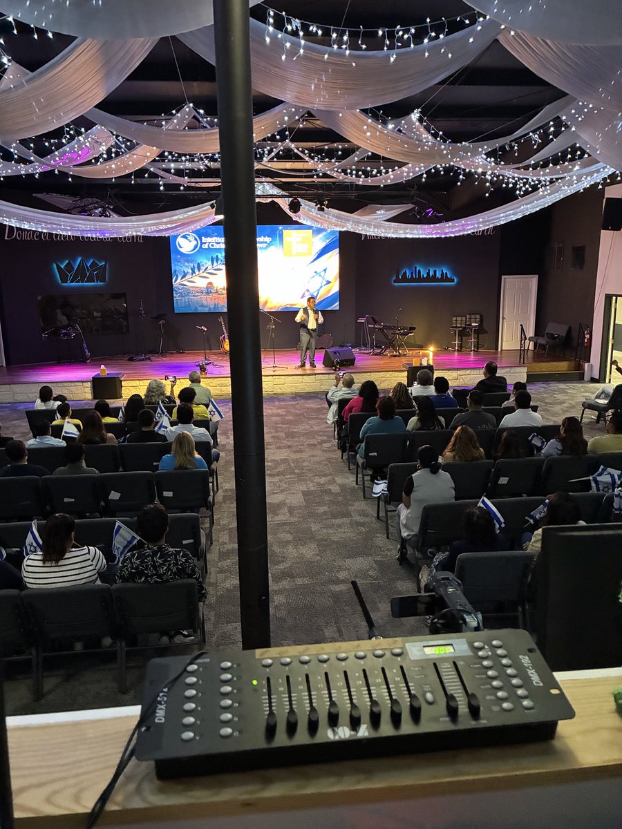 ClubAmericaHTX's tweet photo. Tabled  @ Worship night!!             Artist: Evan Craft!!! @tpusastudents #worship #evancraft https://t.co/20VNbqYl0A