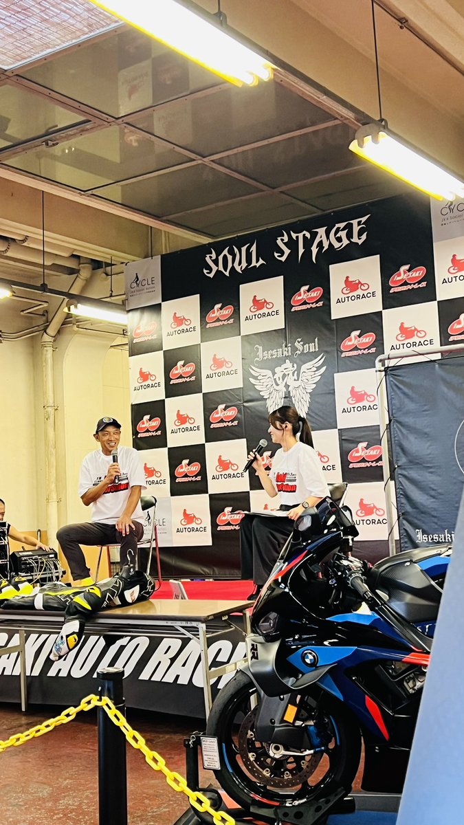 madokaichikawa's tweet photo. FM GUNMA公開生放送
「LACCO TOWER in 伊勢崎オート」
無茶ぶり台本にもノリノリで付き合ってくれたメンバーに感謝😭
塩崎さんのお母さん、聴いてましたかー？笑
青木宣篤さんのお話はいつも目から鱗👀海善アナは記念すべきイベントMCデビュー㊗️
電動バイクも体験🏍️
楽しいのでオススメです！ https://t.co/czAfE0YM3X
