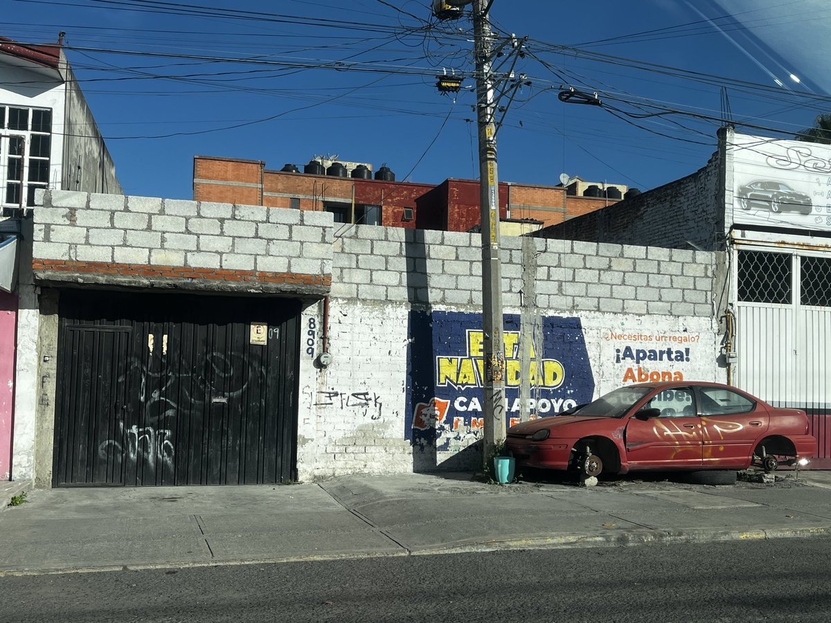 Paquito2005C's tweet photo. Este vehículo lleva meses sobre la banqueta, favor de verificar @dirtransitopue se ubica en la 16 de septiembre frente al número 8909 @pepechedrauimx https://t.co/Ho8cTa5f4m