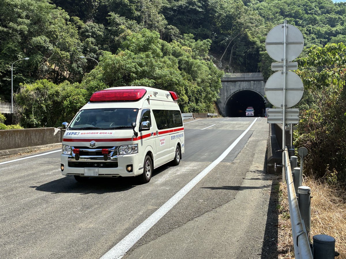 w_nexco_news's tweet photo. ８月１１日（火曜）９時から、九州自動車道全線において、緊急車両の通行が可能となりました。
九州自動車道では、多数の緊急車両が通行し、被災地に向かう人員や支援物資の輸送が行われています。

一般のお客さまがご利用いただけるまでお時間がかかりますが、ご理解とご協力のほどよろしくお願いいたします。
#NEXCO西日本　#熊本地震　#九州道