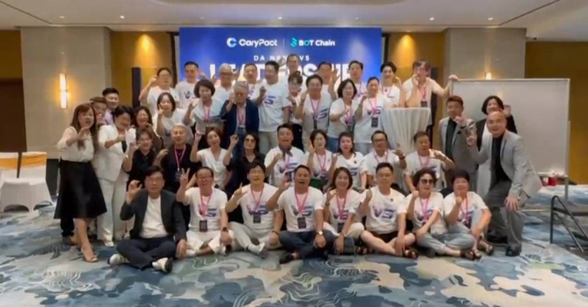 CaryPact's tweet photo. 🌍 Global V5 leaders gather in Da Nang, with English, Japanese, and Korean classes now in full swing.

📚 From market strategies and economic models to global expansion, multilingual sessions are turning shared learning into stronger alignment across regions.

🚀 Different languages. One direction. One growing global ecosystem.