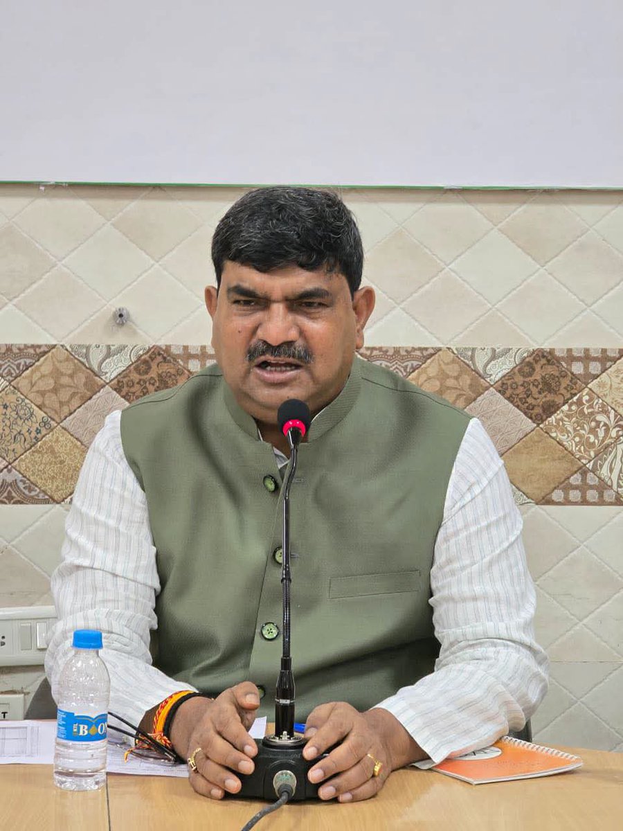 BJP4UP's tweet photo. प्रदेश महामंत्री (संगठन) श्री @idharampalsingh ने पार्टी प्रदेश मुख्यालय में लखनऊ जिला एवं महानगर के मंडल अध्यक्षों के साथ आगामी तिरंगा यात्रा के निमित्त योजना बैठक को संबोधित किया। https://t.co/aNEfGeFCW0