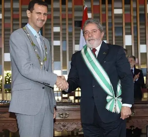 SodLinda's tweet photo. Em 2010, Lula entregou o Grande-Colar da Ordem Nacional do Cruzeiro do Sul, a mais alta condecoração brasileira para estrangeiros para Bashar al-Assad. Hoje, o Tribunal de Damasco o Condenou a Morte por Crimes contra a Humanidade! O Ditador vive exilado com a familia em Moscou. https://t.co/yL2XBBPEDw