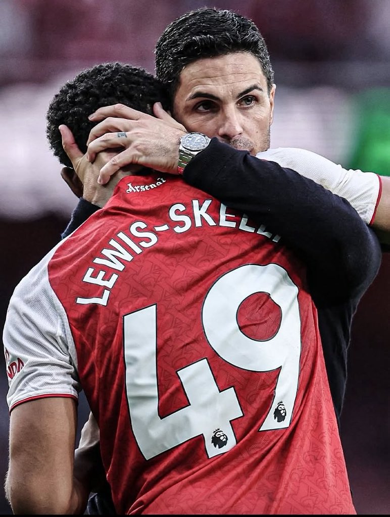 IDGoonerscom's tweet photo. THERE’S NO FUCKIN WAY! 😡

Myles Lewis-Skelly ditawarkan keluar Chelsea!

Myles Lewis-Skelly dilaporkan telah ditawarkan kepada Chelsea menyusul perekrutan Bruno Guimarães oleh Arsenal. Saat ini belum ada indikasi bahwa Chelsea akan melakukan langkah tersebut, meskipun pemain berusia 19 tahun itu telah lama menjadi incaran The Blues. (Via @BobbyVincentFL)

MLS dilepas ke Chelsea terus dipakai beli Neto, gue geleng-geleng pala sih aslik.