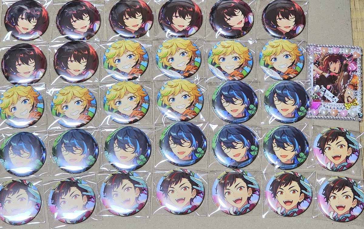 ya_no_3_'s tweet photo. 【交換/譲渡】あんスタ コレ缶 コレクション缶バッジ 2026 Apr. IDOL

譲→つむぎ、桃李、鉄虎、レオ、凛月、千秋、宙、スバル、英智、零
求→4枚目＞定価＋送料

・☆5は交換優先、譲渡はキャラ毎優先
・☆4⇔☆4

お気軽にお声がけください◎ https://t.co/hmaXvRdQuu