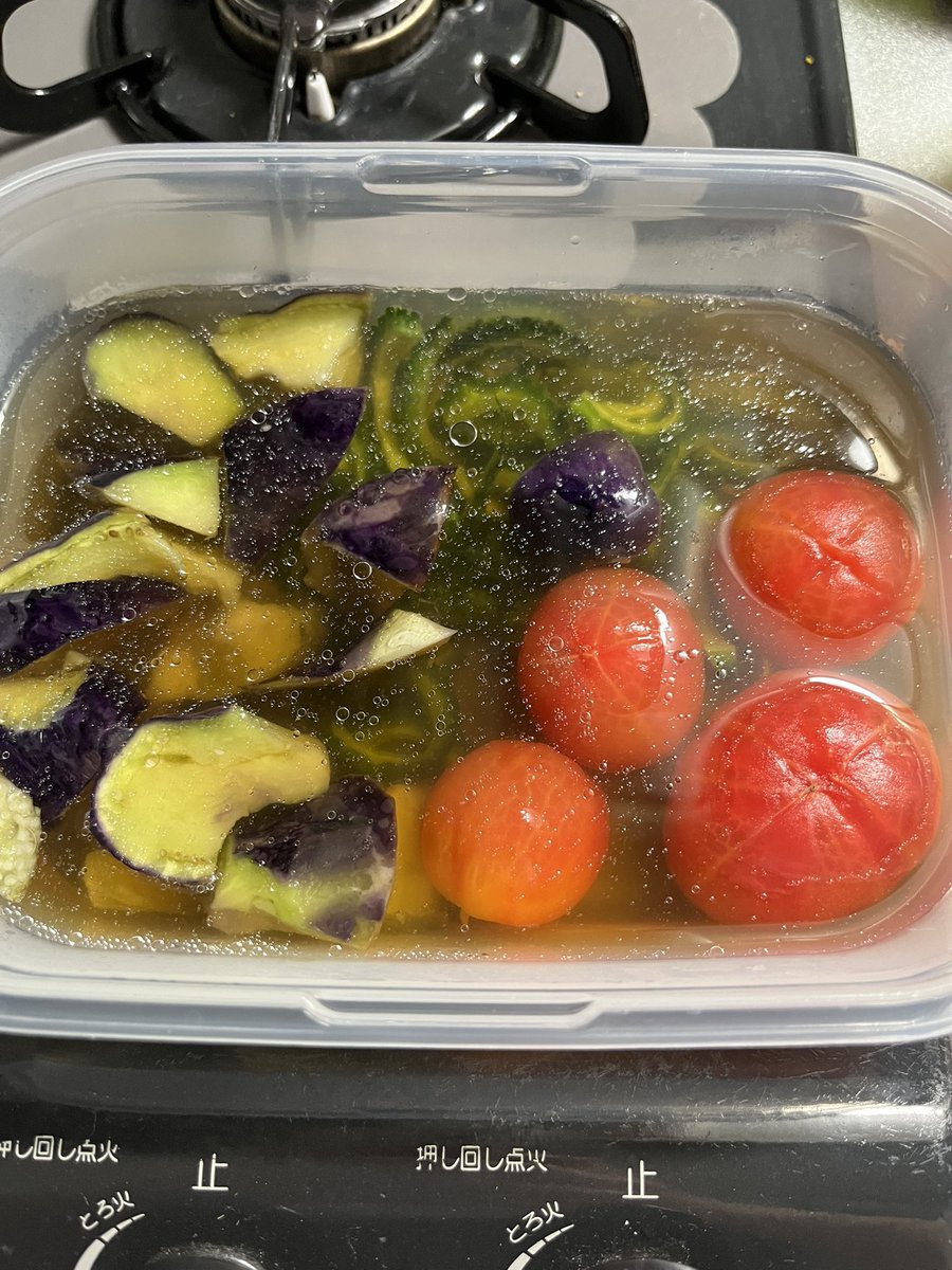 Kanataiui's tweet photo. 久しぶりにゼリー寄せ作りたくてレシピ探してたところにドンピシャで流れてきたこちら
出汁は出汁パックを煮出して、オクラはなかったのでゴーヤにかえて
ナスはレシピちゃんと読んでなくて乱切りにしてしまった💦
今日、遊びに来た家族に出したところ好評でした https://t.co/lzAQ8JJyzU