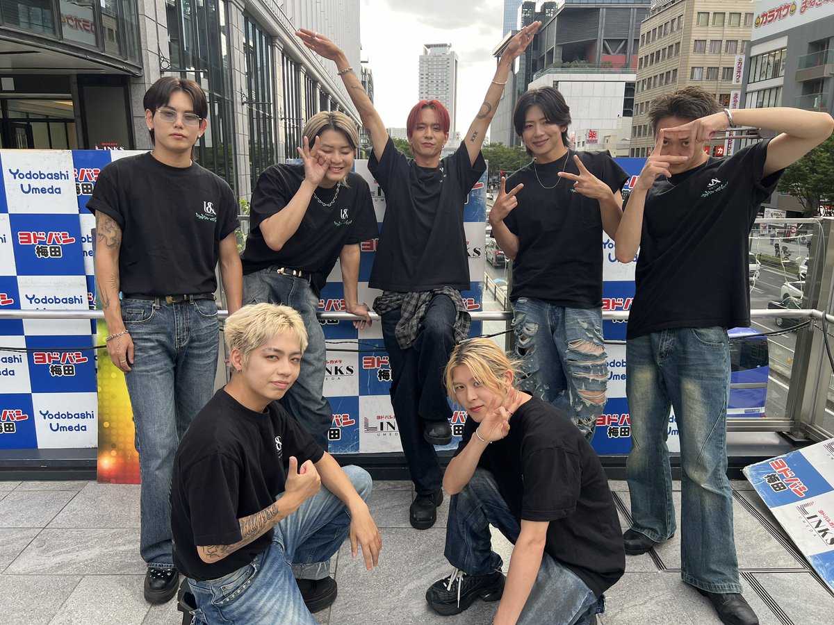 uandpiaofficial's tweet photo. 大阪ありがとうございました🐙✨

📍ヨドバシカメラ マルチメディア梅田

風が強い中でのライブとなりましたが、
会場に足を運んでくださった皆さん、足を止めて観てくださった皆さん、本当にありがとうございました！

大阪でもたくさんの方と一緒に盛り上がることができ、最高の時間になりました🔥

〜Today’s Setlist〜

【1部】
M1 Golden Hour📸
M2 Billy Billy Young
M3 INJANAI?
M4 MIRROR BALL
M5 Matsuri

【2部】
M1 Golden Hour📸
M2 Luminous
M3 Ami proche
M4 The Way Of
M5 Star”light”s

次の47都道府県JAPAN TOUR “M-Eden”は
🗓8/22(土)
📍福井県

福井でもたくさんの方にお会いできるのを楽しみにしています！
よろしくお願いします🔥

#uandpia #uandpia_Eden #ユーエンピー #エンピ
