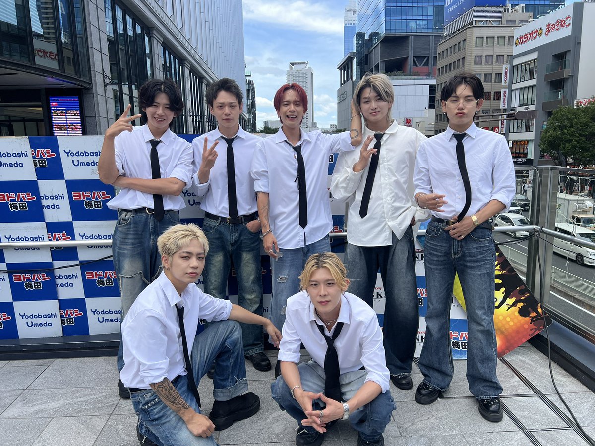 uandpiaofficial's tweet photo. 大阪ありがとうございました🐙✨

📍ヨドバシカメラ マルチメディア梅田

風が強い中でのライブとなりましたが、
会場に足を運んでくださった皆さん、足を止めて観てくださった皆さん、本当にありがとうございました！

大阪でもたくさんの方と一緒に盛り上がることができ、最高の時間になりました🔥

〜Today’s Setlist〜

【1部】
M1 Golden Hour📸
M2 Billy Billy Young
M3 INJANAI?
M4 MIRROR BALL
M5 Matsuri

【2部】
M1 Golden Hour📸
M2 Luminous
M3 Ami proche
M4 The Way Of
M5 Star”light”s

次の47都道府県JAPAN TOUR “M-Eden”は
🗓8/22(土)
📍福井県

福井でもたくさんの方にお会いできるのを楽しみにしています！
よろしくお願いします🔥

#uandpia #uandpia_Eden #ユーエンピー #エンピ