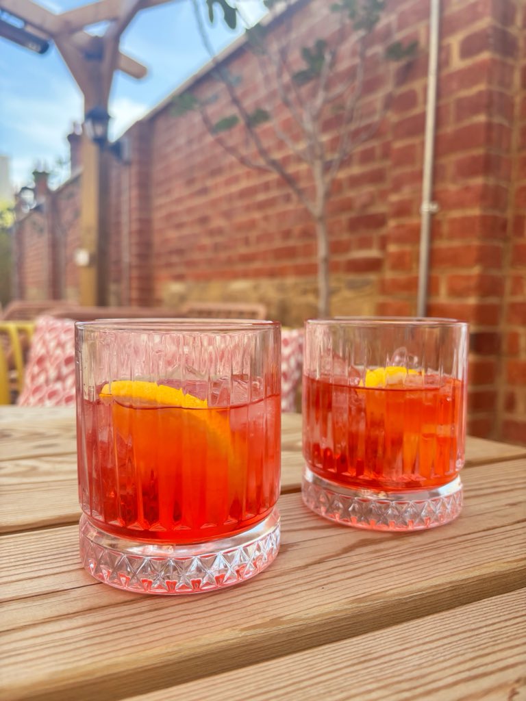 CuriositiesGin's tweet photo. Gin & Tonic Weather ๐๐ธ
We spent a beautiful summerโs evening at The Prince Albert, enjoying a few Hidden Curiosities gin-based tipples in their gorgeous beer garden. ๐ชด
#gin #guildford #ginandtonic #summerdrinks #cocktailhour #hiddencuriosities #awardwinning #craftgin https://t.co/C8k82wwOLb
