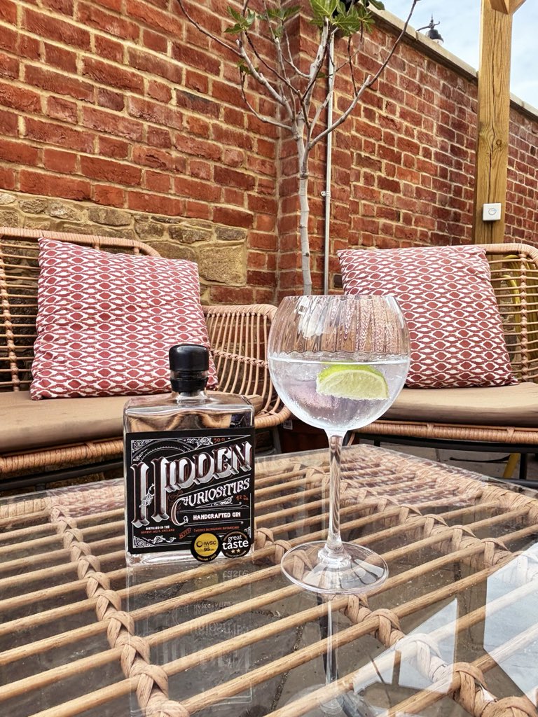 CuriositiesGin's tweet photo. Gin & Tonic Weather ๐๐ธ
We spent a beautiful summerโs evening at The Prince Albert, enjoying a few Hidden Curiosities gin-based tipples in their gorgeous beer garden. ๐ชด
#gin #guildford #ginandtonic #summerdrinks #cocktailhour #hiddencuriosities #awardwinning #craftgin https://t.co/C8k82wwOLb