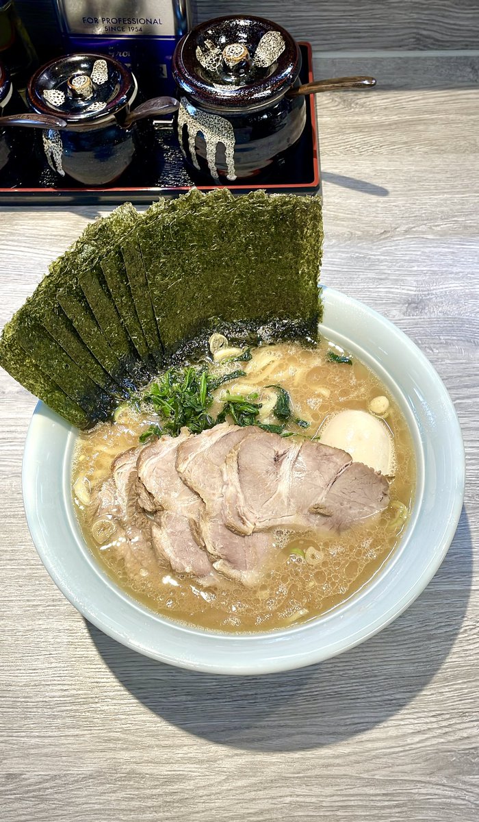 zakky_web3's tweet photo. 【#林家    】

超人気家系の「寿々㐂家 上星川本店」で26年勤務し、店長を約18年務めた店主さんが独立され8/3にオープンしたばかりの超注目の新店に行ってきました🍜🥳🎉✨

／
『ラーメン 中』
TP「チャーシュー」「のり増」「味玉」
『ライス』
＼

豚骨と鶏ガラを長時間煮込んだスープは濃厚な鶏出汁の旨味にキレのある醤油と上質で円やかな鶏油のコクが重なる神バランスの極上スープ🍜🤩
酒井製麺製の短めの中太麺はモチッと食感でスープをしっかりと纏い啜り心地よし🥢🥰
煮豚チャーシューはホロホロで柔らかく肉の旨味タップリ🥩☺️
〆はチャーシューをオンザライスしてスープをかけて浸した海��でゴハンを巻いたりしてペロリと完食〜🍚😋🎶
ここ数年で食べた家系ラーメンの中で1番美味しかった最高の一杯でした✨🍜🥳✨

林家 さん
㊗️開店おめでとうございます🌟
ごちそうさまでした✨🙏✨
@crypton98 @mememerurin @mazui_konbu @yukimaru_potty @Piroshi35719899 @sueyoshi777 @utage_62 @kana_crypt @vanity358  @mochinoshi_n @Jun_Pichan 
#反町ラーメン 
#神奈川ラーメン 
#反町グルメ 
#神奈川グルメ