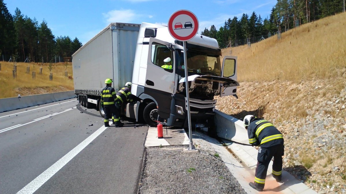 HZS_jihocesky's tweet photo. Další nehoda, kdy zafungoval systém e-call!
Zasahujeme s @zzsjck a @PolicieCZ  na obchvatu Lišova, kde se střetly dva osobní automobily s kamiónem.
Z jednoho z havarovaných osobních aut jsme vyprostili zraněnou osobu. Dále řešíme protipožární opatření a především zajištění kamiónu proti pohybu. Vyteklé provozní kapaliny jsme sanovali sorbentem.
Komunikace je zcela uzavřena, předpoklad uzavírky je 2 - 3 hodiny. Provoz policisté vedou přes Lišov. 
Zasahují: 
🚒profesionálové ze stanic České Budějovice a Třeboň
(vm)