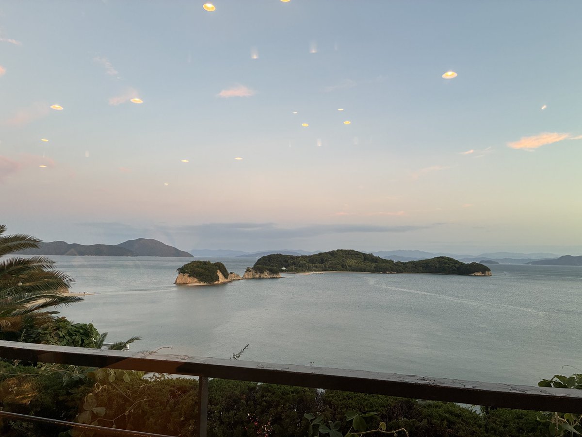 yama195's tweet photo. さて、この旅行最後の晩御飯。満潮になって、見えなくなった道をみながら。 https://t.co/TQaJptJm5E